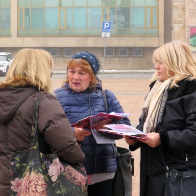 Jolanta Sokołowska i Wanda Siek w akcji zbierania podpisów